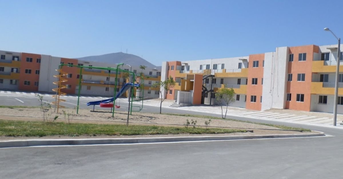 Entrada y edificios de Margarita Residencial en Tijuana