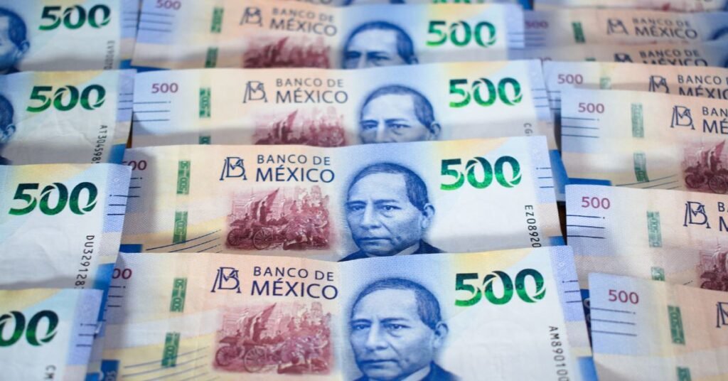 Billetes de 500 pesos mexicanos apilados, representando el monto de la pensión del Bienestar para beneficiarios en septiembre.